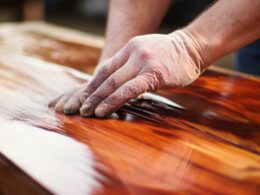 Jak skutecznie usunąć lakier bezbarwny z drewna - porady eksperta